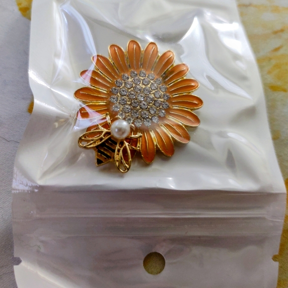 ( NEW ITEM) Yellow Sunflower & Bumblebee Brooch - Picture 3 of 4